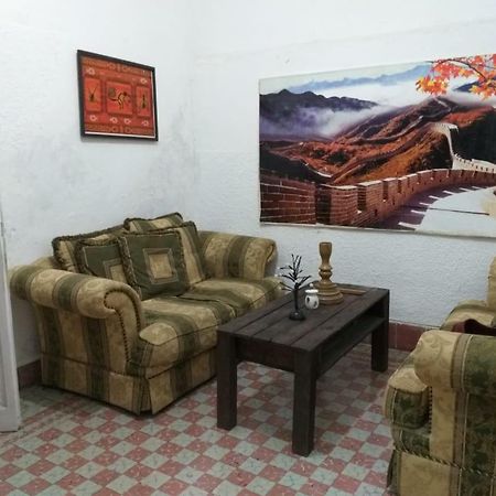 莱昂 Julio House旅舍 外观 照片