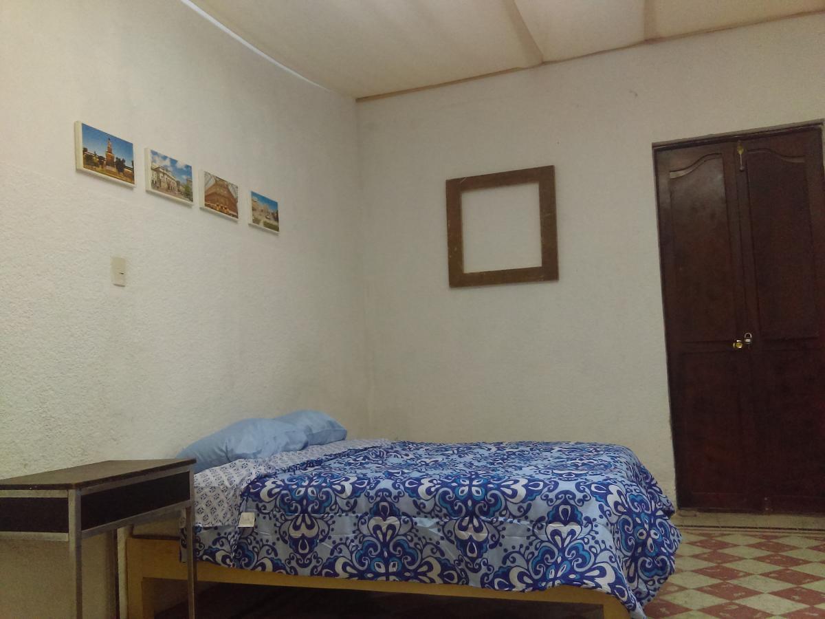 莱昂 Julio House旅舍 外观 照片